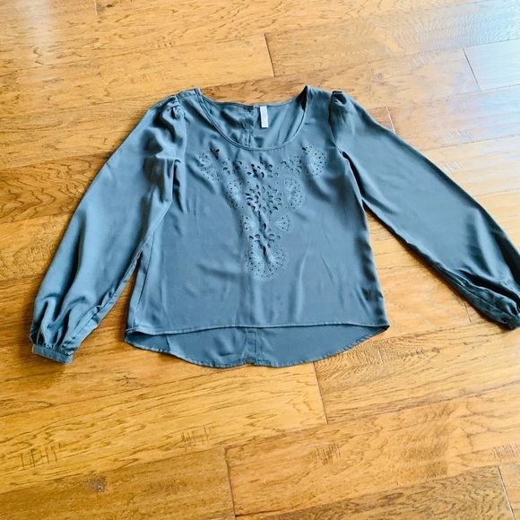 Xhilaration Gray Blouse‎ Button Down Back Floral Cutouts - Picture 5 of 12